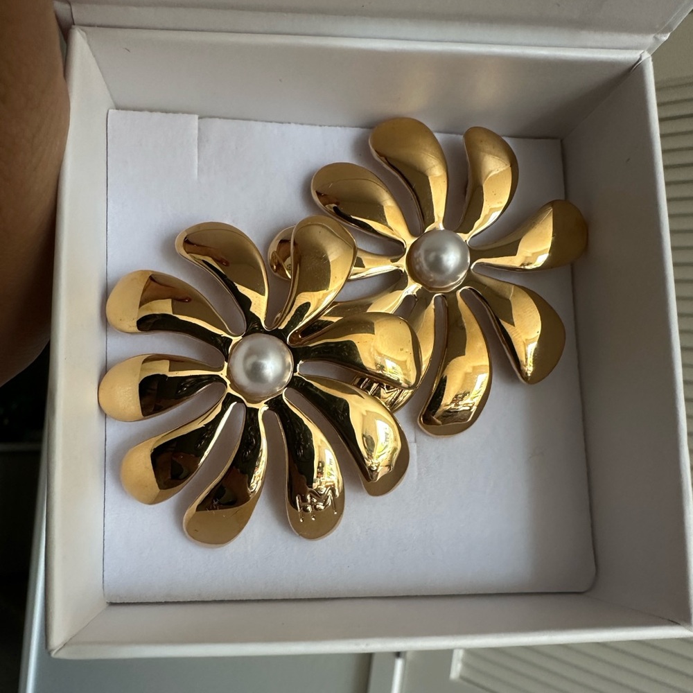 Heaven Mayhem Gold Flower Pearl Earrings